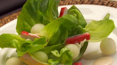 Exotischer Kopfsalat mit Melone und Surimi