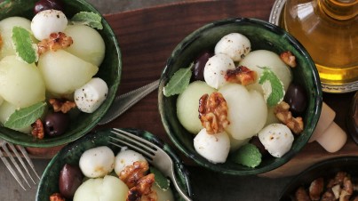 Meloensalade met mozzarella en gekarameliseerde walnoten