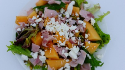 Cantaloupe-Melone mit Parmaschinken, Feta und gerösteten Kürbiskernen