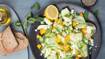 Melounový salát s okurkou, mangem a sýrem feta