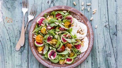 Rucola con fichi, pomodorini, bufala e pinoli