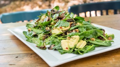 Spinaziesalade met champignons, pancetta en walnoten