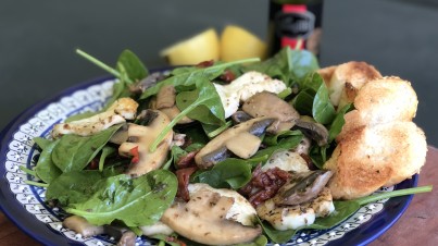 Ensalada griega con champiñones y halloumi