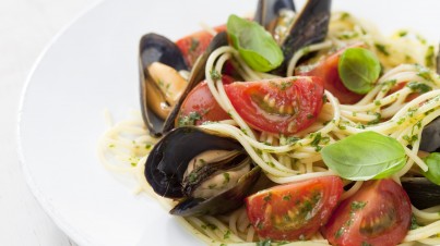 Spaghetti with mussels and tomatoes