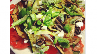 Salade avec mozzarella, tomates coeur de boeuf, aubergine et courgette