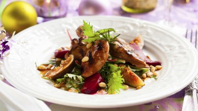 Festlicher Salat mit Roter Bete, Feigen und geräucherter Ente