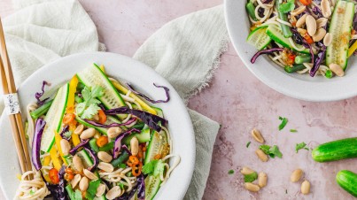 Ensalada oriental con pepinos baby y un aliño picante