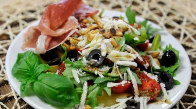 Italiaanse pasta salade met rucola, basilicum en tomaatjes