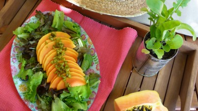 Ensalada de papaya con aliño agridulce de pepinillos. 
