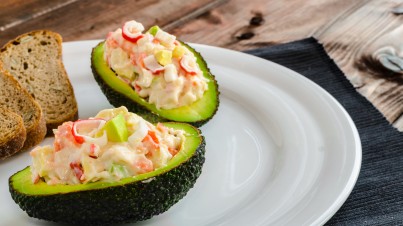 Aguacate relleno de ensalada de gambas