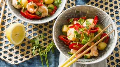 Zoete puntpaprika met krieltjes en garnalen uit de wok