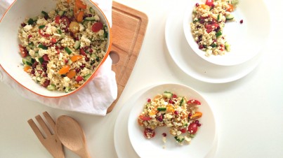 Parelcouscous salade met komkommer, tomaatjes, granaatappel en feta