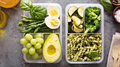 Macarrão com pesto, abobrinha e brócolis para viagem