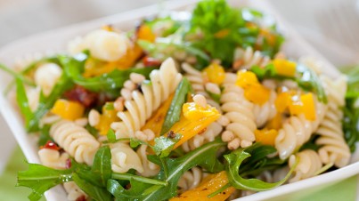 Pastasalade met gegrilde paprika, rucola en pijnboompitjes