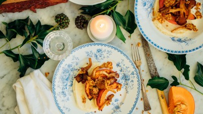 Pastinaak- en knolselderijpuree met witte chocolade, gebakken oesterzwammen, pompoen en boekweitcrunch