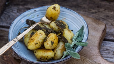 Patatas baby con mantequilla y aromáticas