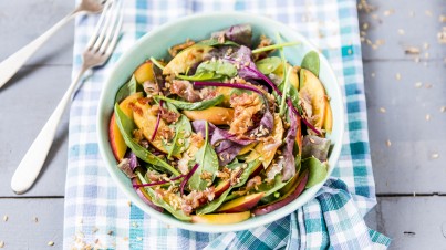 Salada de espinafre e pêssego com bacon e sementes de linhaça