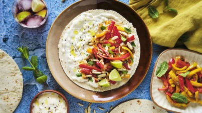 Piadina con straccetti di peperone, cipolla, mandorle e menta