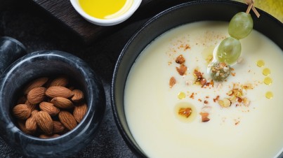 Kalte Suppe mit Piel de Sapo Melone, Sherry-Sirup und Mandeln