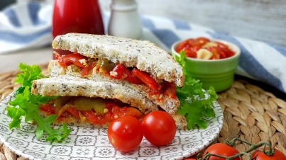 Sandwich de pimientos asados y cherry en pan de semillas