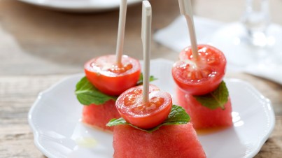 Spieße mit Cherrytomaten und Wassermelone