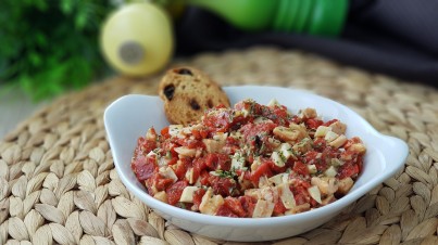 Ensalada de pimientos del piquillo con huevo y bonito del norte