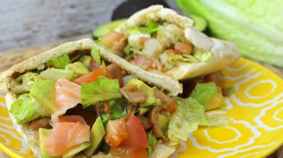 Pan de pita relleno de aguacate, salmón, lechuga y tomate