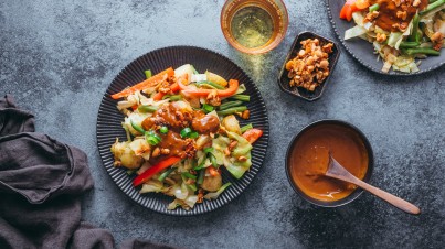 Insalata con cavolo cappuccio appuntito e salsa satay 