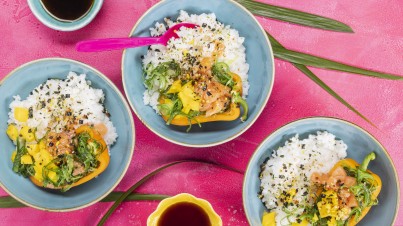 Poké bowl met zalm, mango en paprika 