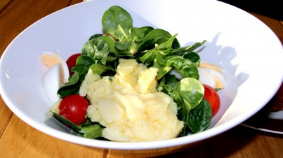 Salade de pommes de terre aux radis, épinards et lardons croustillants