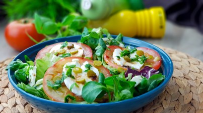 Ensalada con mozzarella fresca, pepinillos y albahaca