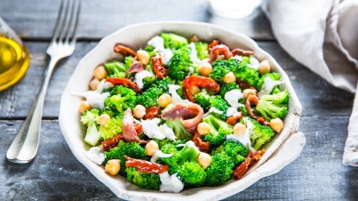 Salade de brocoli, pois chiches et burrata