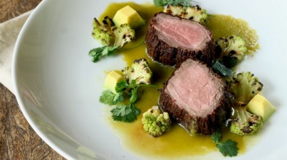 Rosbife com couve-flor assada e molho de pozole verde