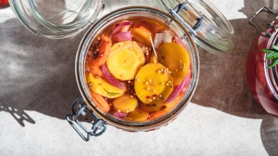 (Quick) pickled carrots with red onion, and ginger