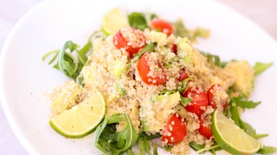 Quinoasalat mit Avocado, Rucola und Tomaten