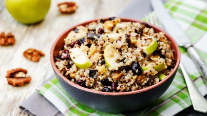 Ensalada de quinoa fresca con manzanas y queso suizo