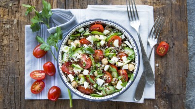 Quinoa con garbanzos, pepino, tomate, y perejil