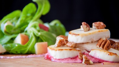 Feldsalat mit Apfel, Ziegenkäse und Rote Bete-Creme