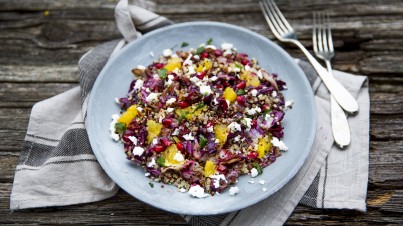 Quinoa con radicchio rosso, arance, melagrana e feta