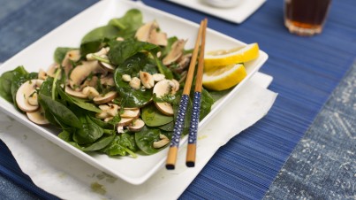 Salat mit rohen Pilzen, Spinat und Mandeln