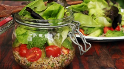 Salada com pepino no potinho