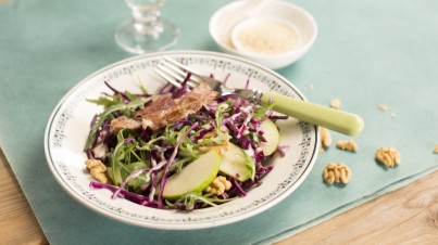 Rodekoolsalade met appel, rucola, pancetta en walnoten