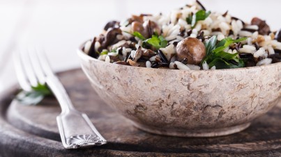 Insalata di riso con funghi e spinaci