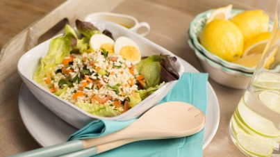 Salada de arroz com alface e anchovas