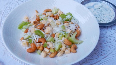 Salada de arroz com castanhas de caju e aipo