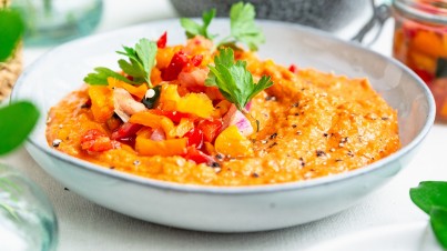 Hummus van geroosterde zoete puntpaprika met frisse relish topping