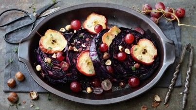 Rodajas de col lombarda con manzana y salsa de uvas caliente