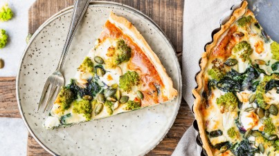 Quiche au romanesco, épinards et graines de citrouille rôties