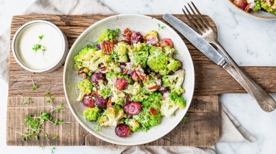 Ensalada de Romanesco a la parrilla y uvas