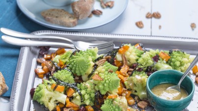 Insalata con cavofiore romanesco, patate dolci e salsa tahini